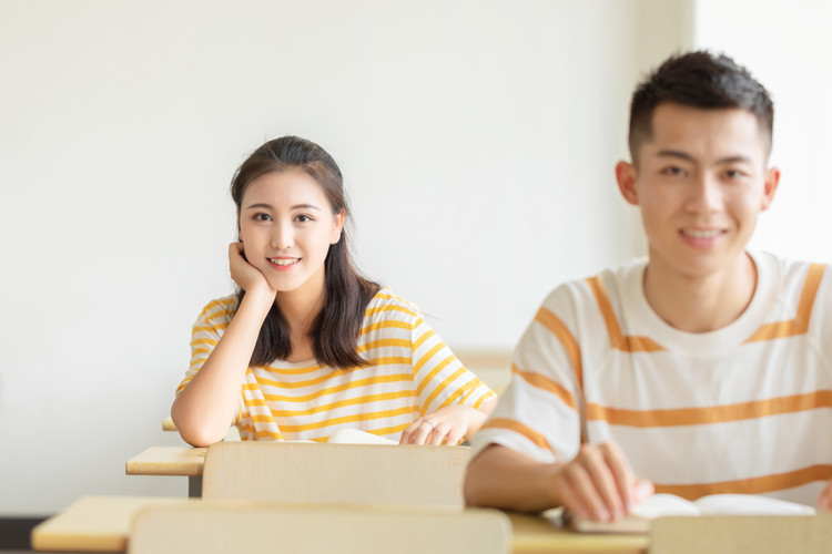 初中毕业上中专_初中毕业上中专还是上技校好
